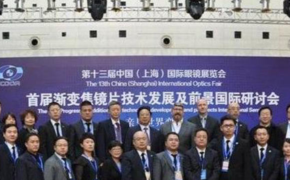 老花鏡技術(shù)革命，漸進(jìn)多焦鏡才是最佳解決方案