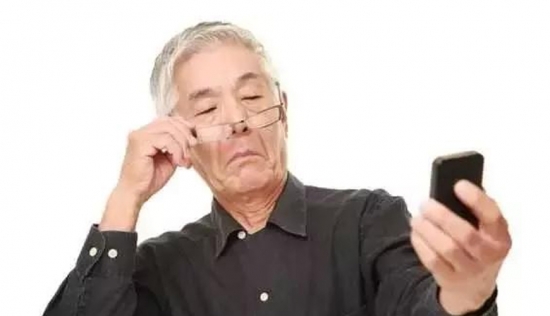 老花眼用手機發(fā)信息成了奢侈，六十歲的困惑看他怎么解決
