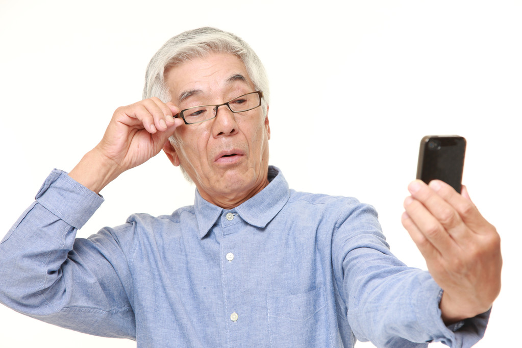「三孩」生育政策正式入法，患有老花的爺爺奶奶們還能幫著(zhù)帶孩子嗎？