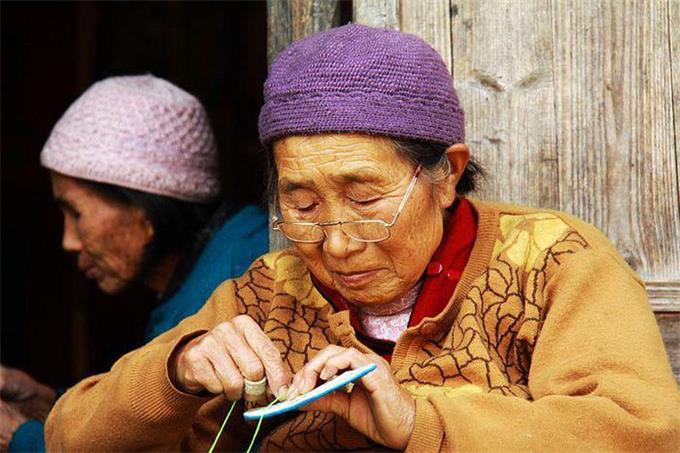 佩戴老花眼鏡，記住這四點(diǎn)，避免對眼睛造成傷害